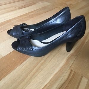 Naturalizer N5 heels , black with bow in front. Peep toe shoes. size 9